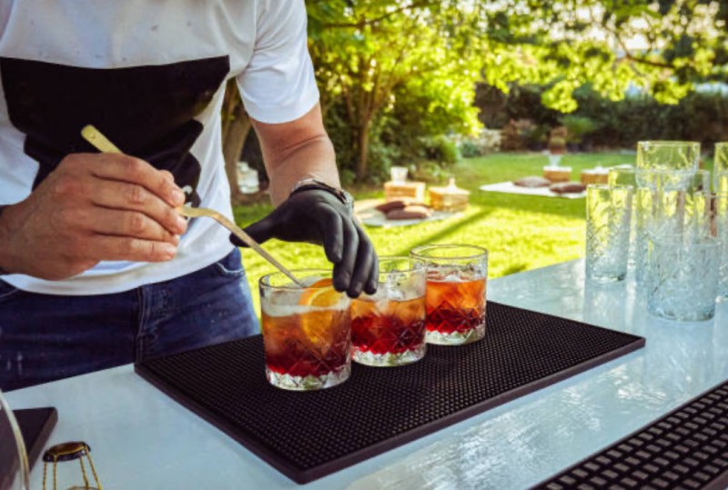 Atelier de création de cocktails pour un team building original, comprenant un bar mobile professionnel et une animation interactive, à Saint-Étienne, dans la Loire.