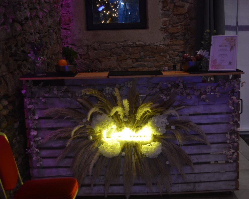 Animation cocktails festifs pour arbre de Noël corporate à Lyon avec créations hivernales épicées et vin chaud