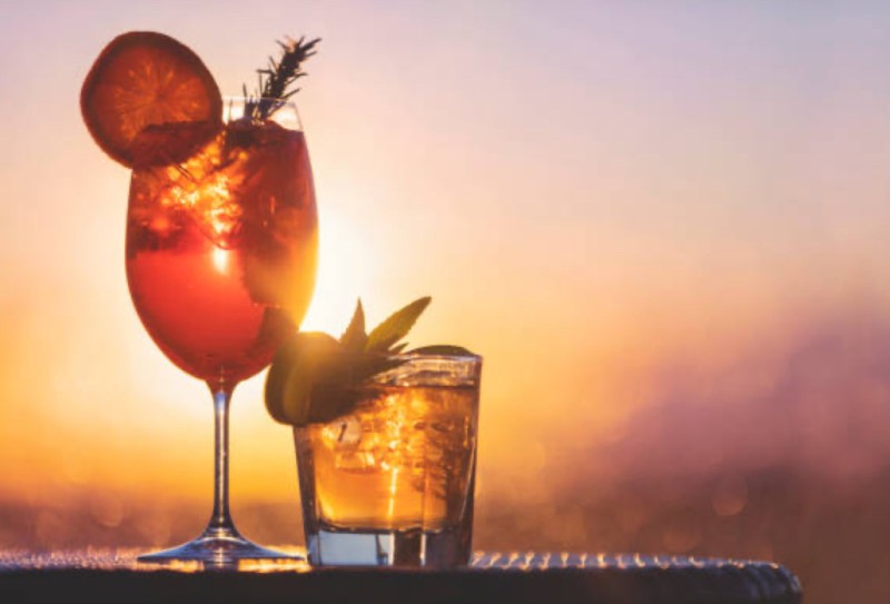 Service de mixologie mobile pour un mariage romantique provençal, proposant des dégustations de cocktails uniques à Valence, dans la Drôme.