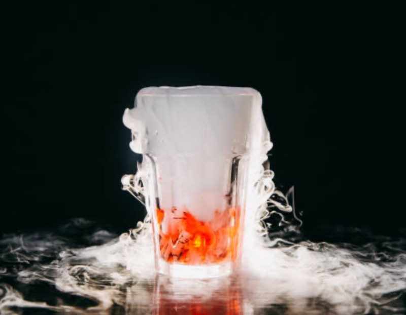 Bar à cocktails moléculaires sur mesure avec show mixologue pour événement haut de gamme à Lyon centre