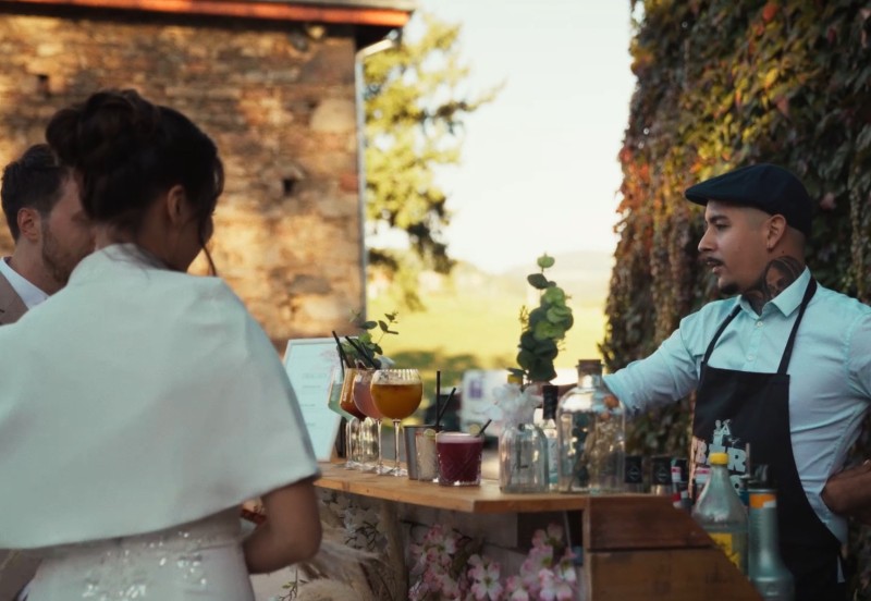 Prestation bar mobile avec ateliers cocktails ludiques et impression de logos personnalisés sur boissons pour événements à Lyon et Colombier-Saugnieu dans le Rhône