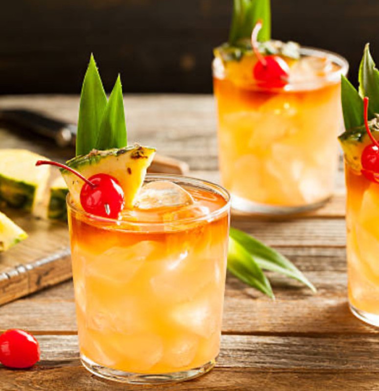 Bar à cocktails mobile pour célébrer un anniversaire exotique et tropical, incluant des spectacles de flair bartending et des boissons personnalisées, disponible à Bourg-en-Bresse, dans l'Ain.