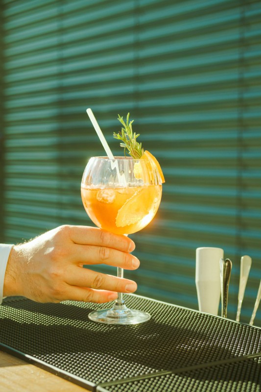 Bar cocktails mobile événementiel avec animation barman qualifié service traiteur mixologiste à Bron Oullins Lyon 3ème 6ème 7ème arrondissement