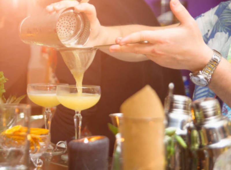Bar à cocktails itinérant pour séminaires d'entreprise modernes, proposant une mixologie créative et du flair bartending à Chambéry, en Savoie.