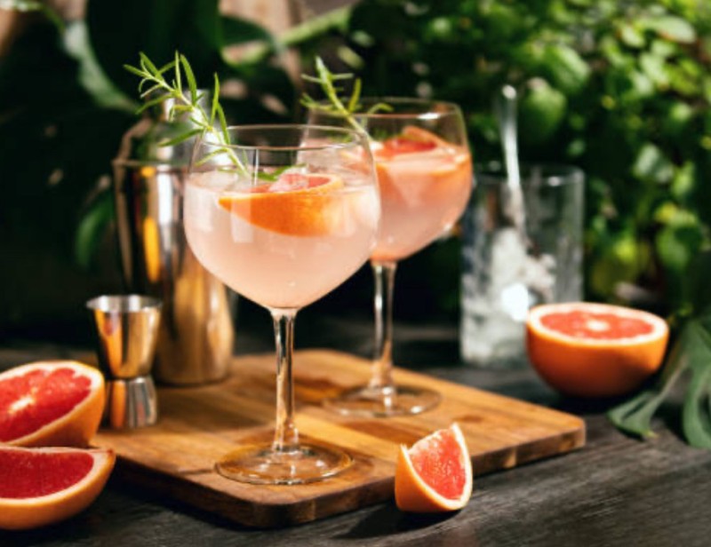 Service complet de bar à cocktail mobile avec show mixologue pour inauguration d’entreprise ou lancement de produit à Collonges-au-Mont-d'Or