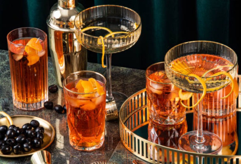 Offrez un anniversaire glamour à Hollywood avec notre bar mobile, qui propose des cocktails personnalisés et une animation de qualité à Le Puy-en-Velay, en Haute-Loire.