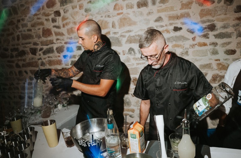 Animation barman expert cocktails signature créatifs service premium pour mariages anniversaires événements corporate à Lyon Villeurbanne Caluire-et-Cuire Bron et Décines-Charpieu
