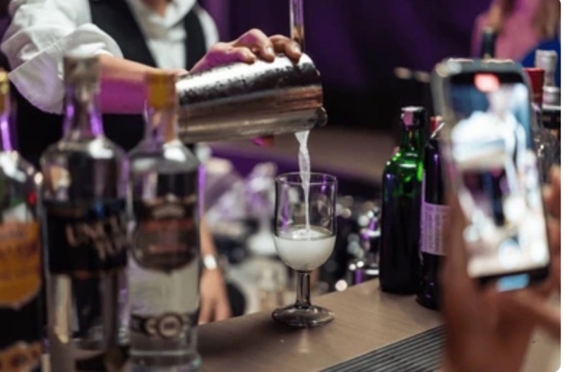 Cocktails d'exception avec bar mobile premium spectacle flair bartending bulles de fumée parfumées et démonstrations feu à Villefranche-sur-Saône et Heyrieux dans le Rhône