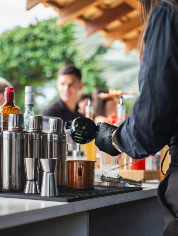 Atelier cocktail participatif pour EVG ou EVJF avec bar personnalisé et cocktails signatures dans votre jardin ou domicile à Tassin-la-Demi-Lune dans l'ouest lyonnais