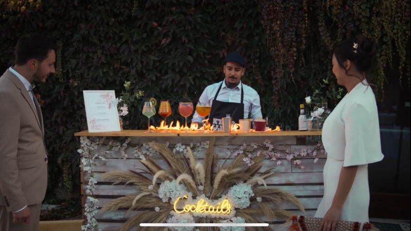 Atelier cocktails créatif avec bar mobile professionnel incluant spectacle de feu et techniques de mixologie avancées à Villefranche-sur-Saône et Pusignan dans le Rhône